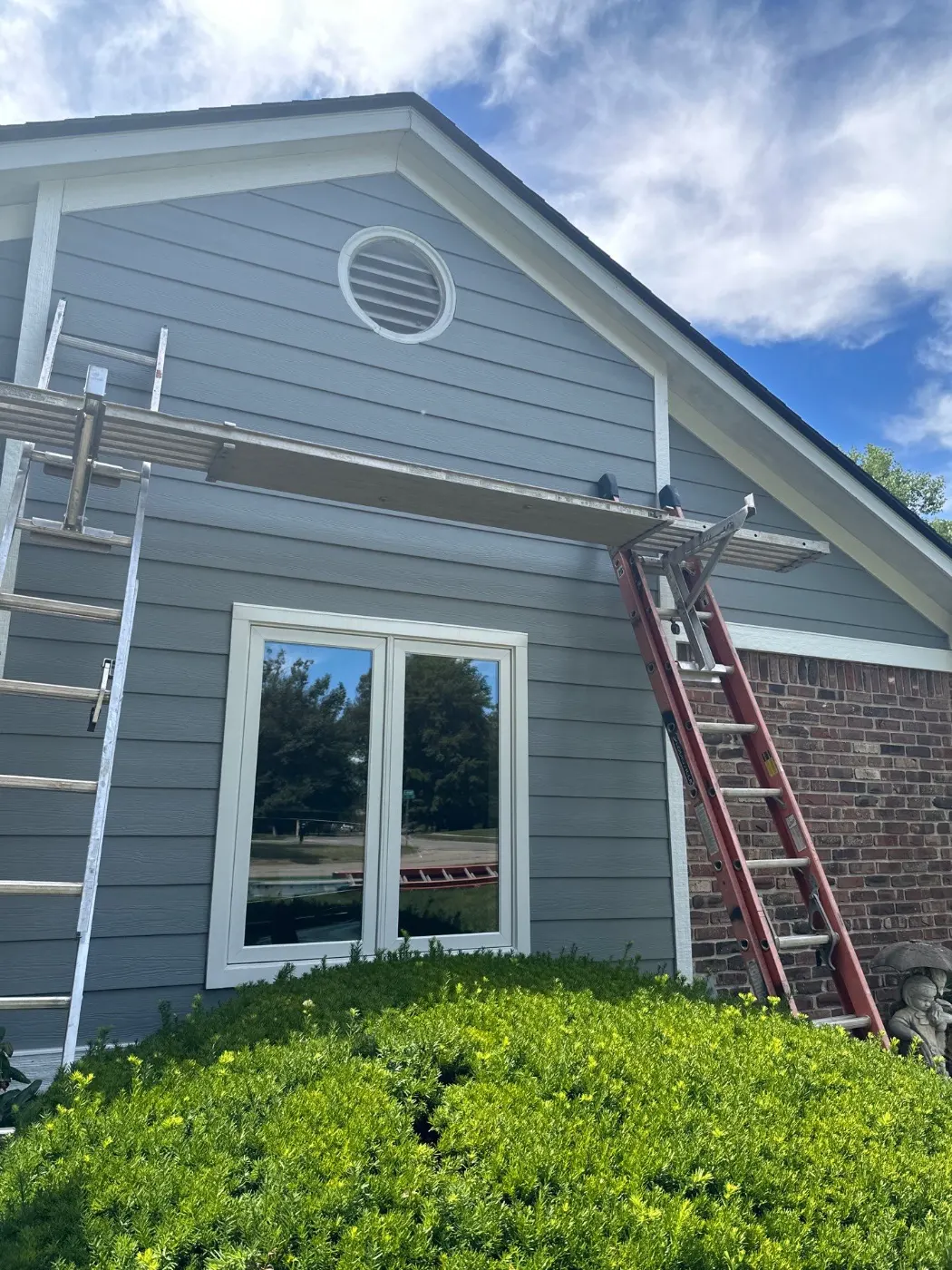 Trim and flashing detail on a Gatewood Lakes siding job